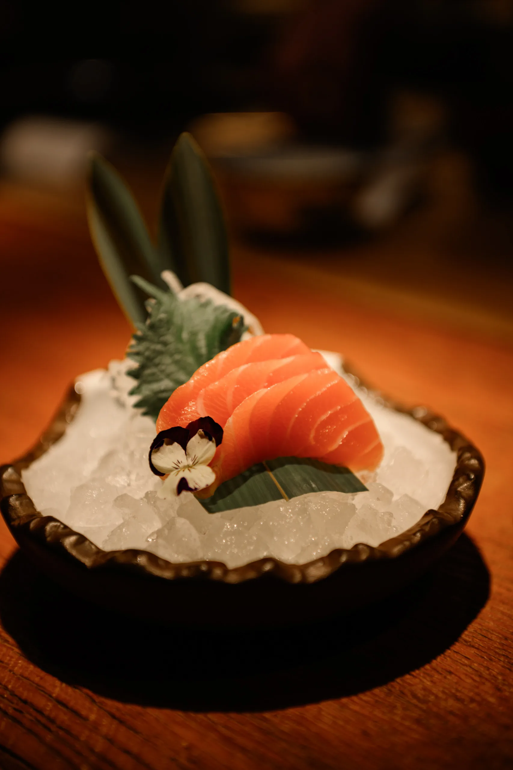 Сашими на льду с декоративными листьями