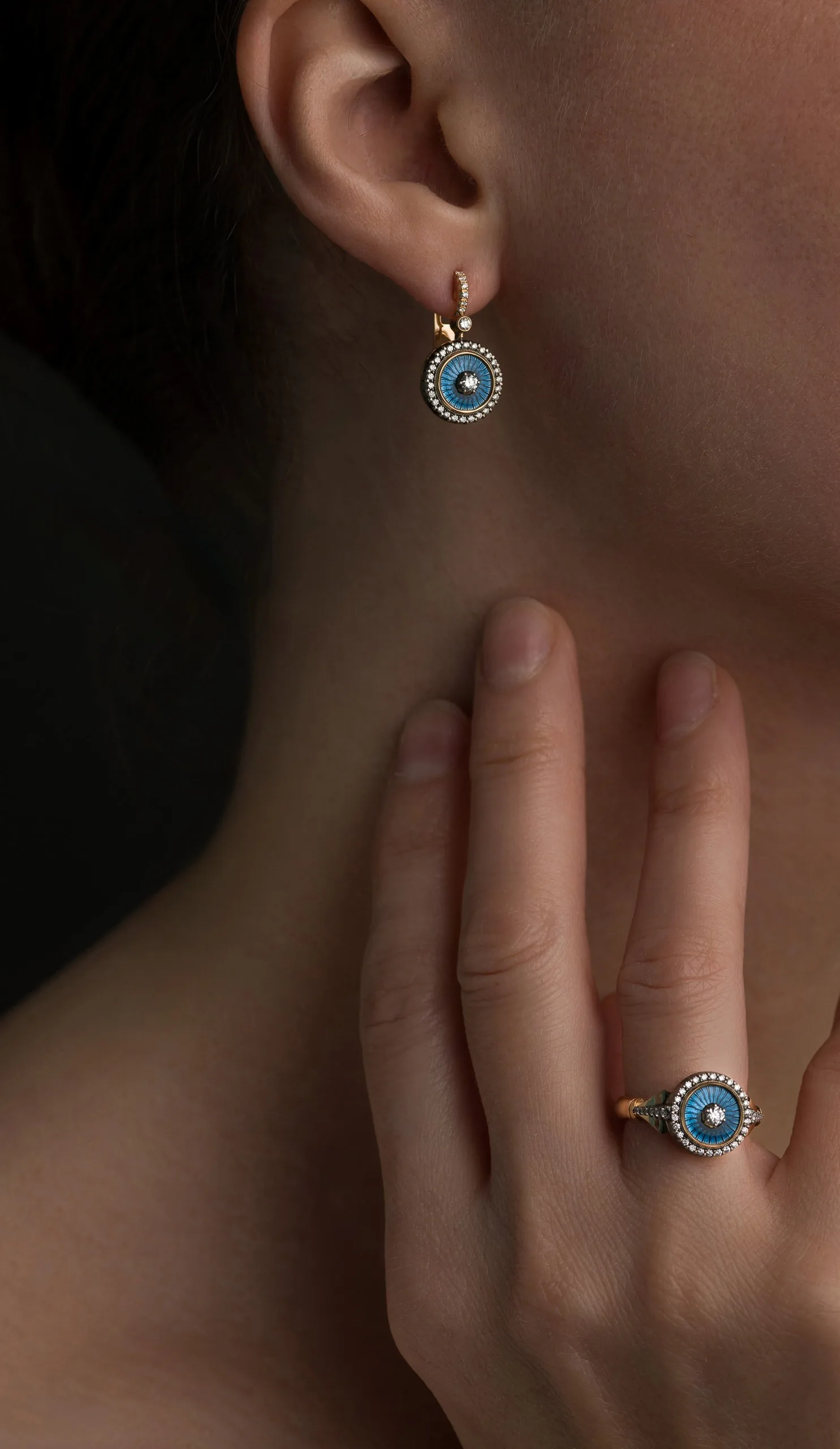Серьги и кольцо с сапфиром на модели: имиджевая съёмка ювелирных изделий